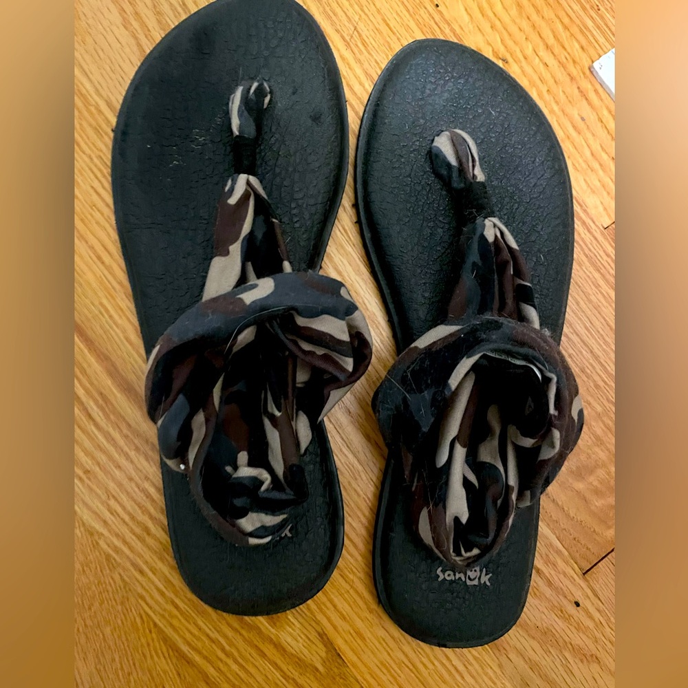 Sanuk sz 10 thong sandal, camo print